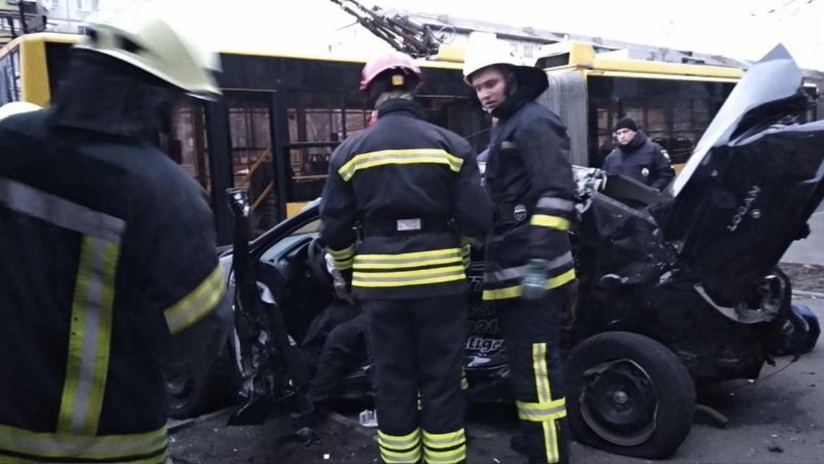 В Киеве авто влетело в остановку с людьми