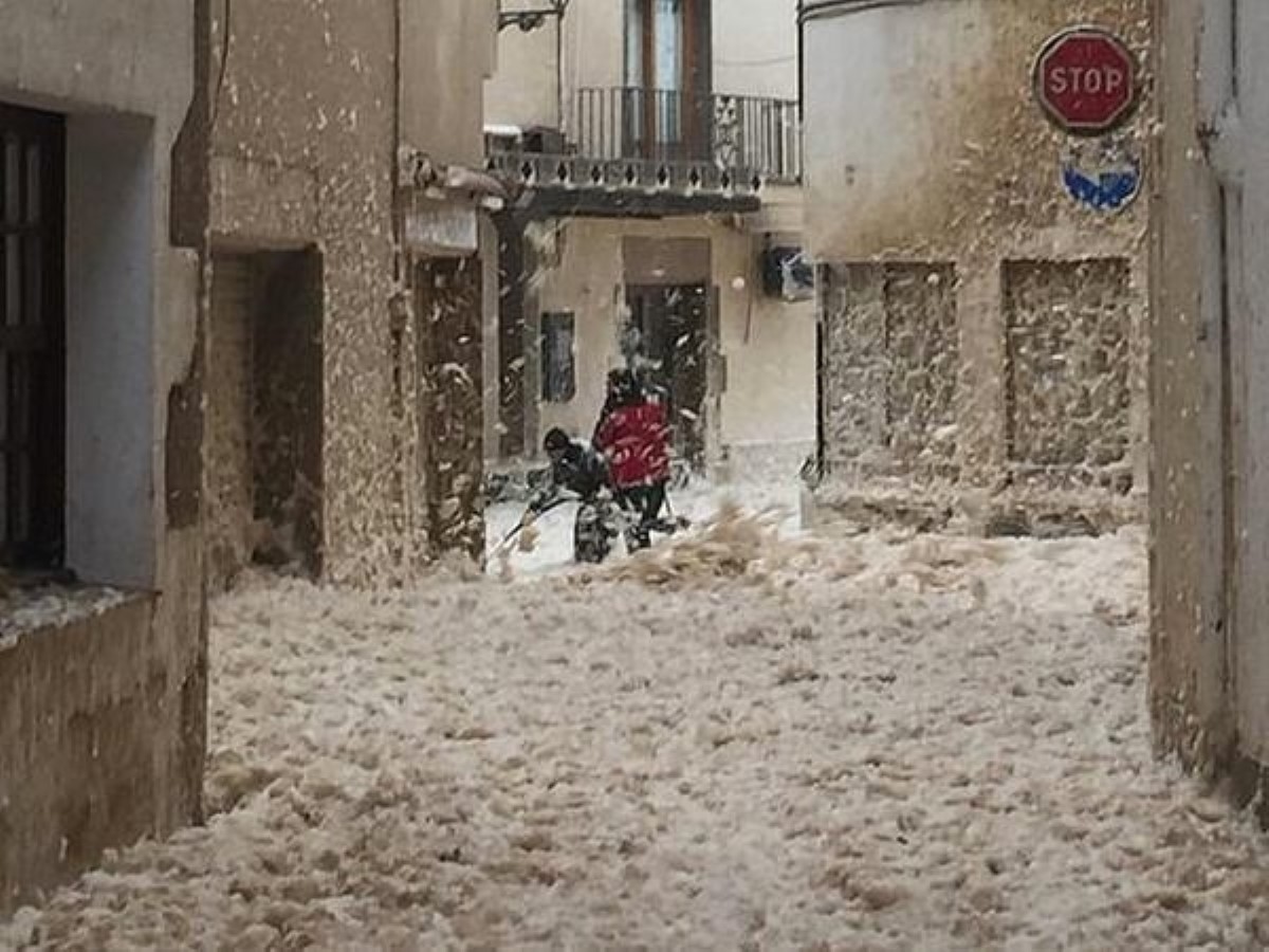 Реки затопили улицы "взбитыми сливками": что творится в Испании
