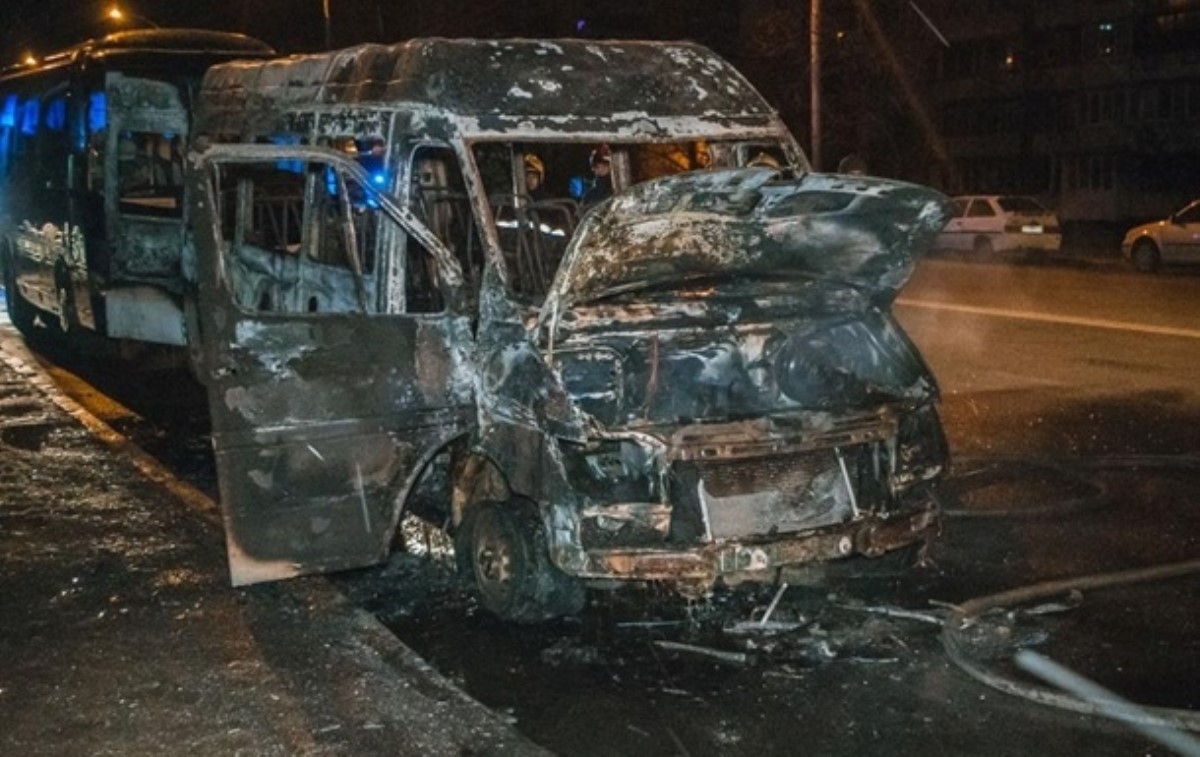 В Киеве на Оболони дотла сожгли маршрутку. Видео