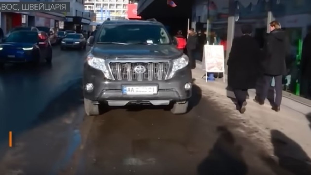 Украинец в Давосе получил солидный штраф за парковку на тротуаре