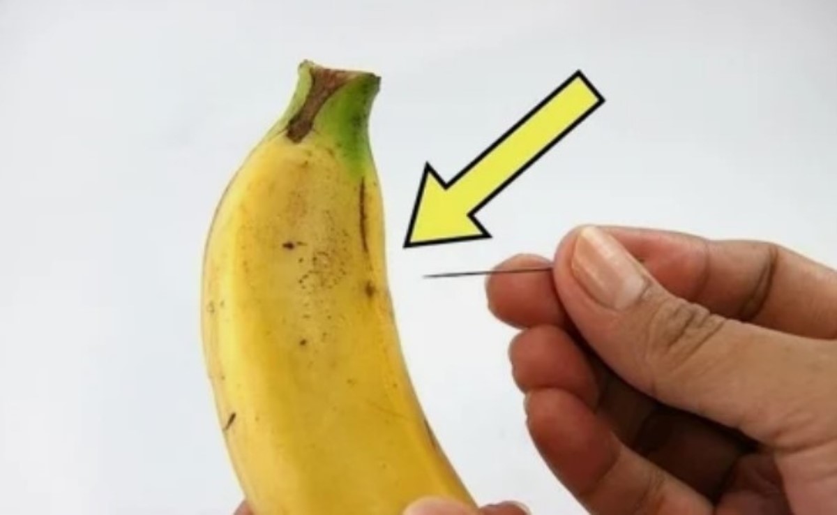 Почему некоторые люди прокалывают банан иголкой