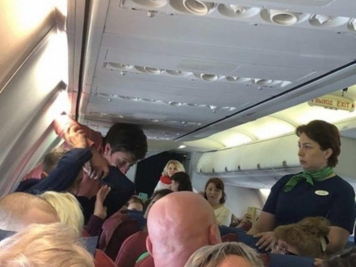 «Угомонили» скотчем: пьяная россиянка отличилась дебошем в самолете