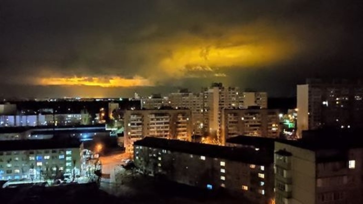 Как ядерный взрыв: над Киевом наблюдается невероятное зарево