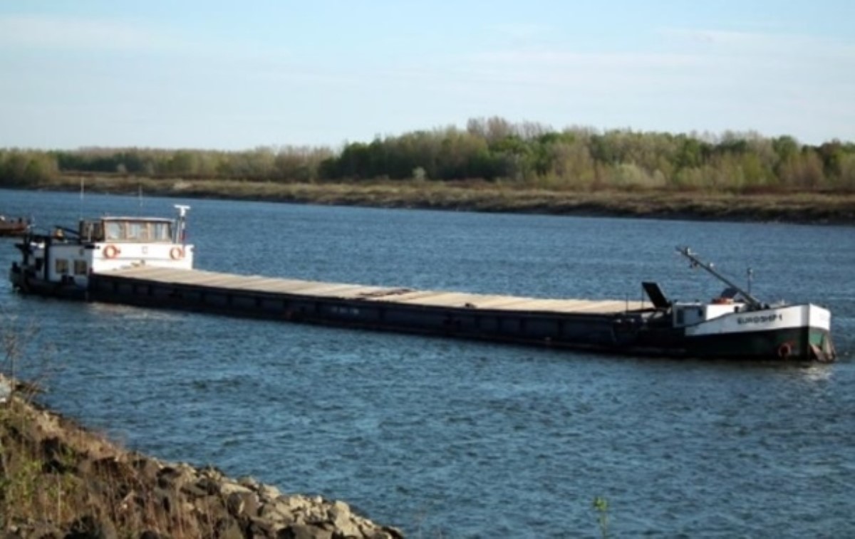 Украинское судно заблокировало навигацию на Дунае: подробности ЧП