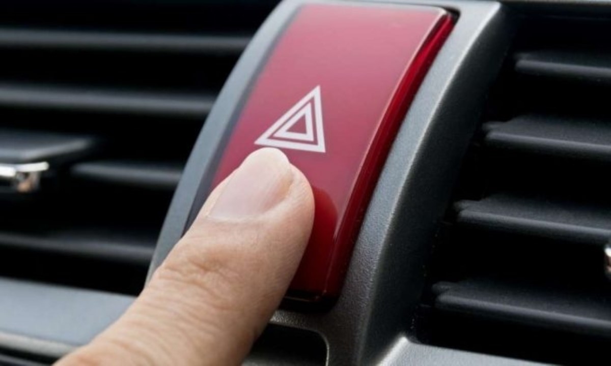 5 важных сигналов фарами, которые должен знать каждый водитель