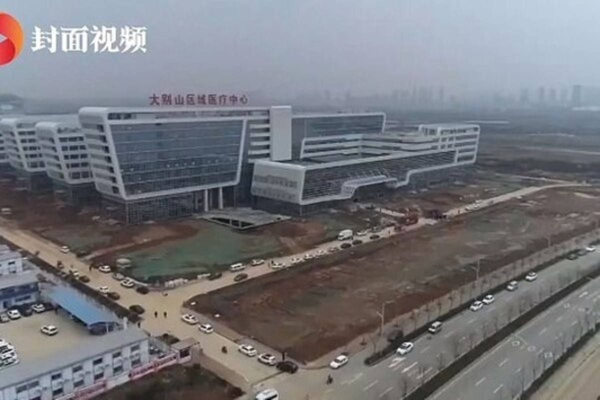 В Китае за 48 часов построили огромную больницу для зараженных коронавирусом. Видео