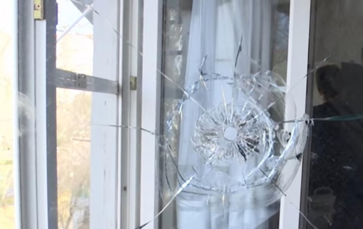 В Одессе пятые сутки неизвестный стреляет по окнам многоэтажного дома. Видео