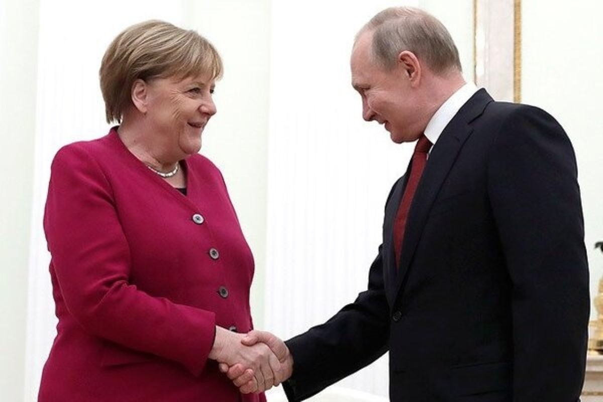 Меркель срочно связалась по телефону с Путиным