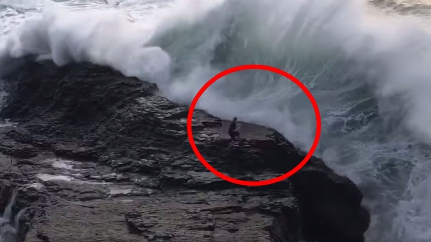 Страшное ВИДЕО: огромная волна сбросила мужчину в океан