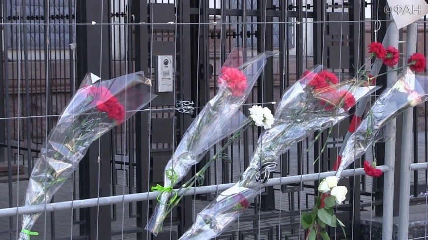 Жители Москвы понесли цветы к украинскому посольству