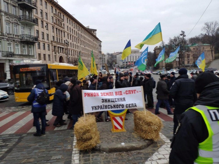 Противники рынка земли устроили митинг в центре Киева. Фото
