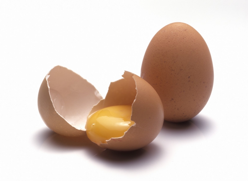 Нужно ли мыть куриные яйца перед едой: ответ врачей