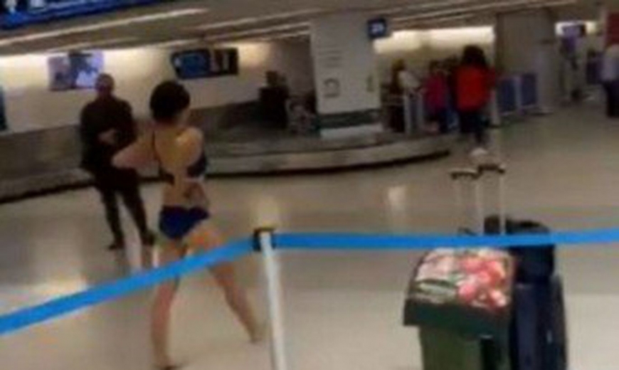 Женщина прославилась в Сети, устроив стриптиз в аэропорту