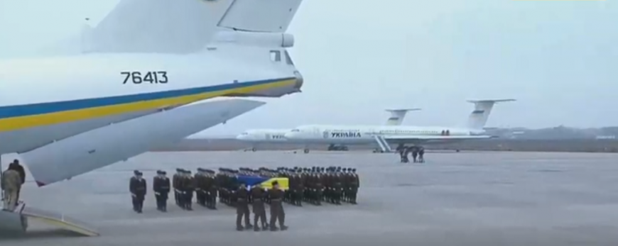 Гробы завернули во флаг Украины: появились кадры из "Борисполя"