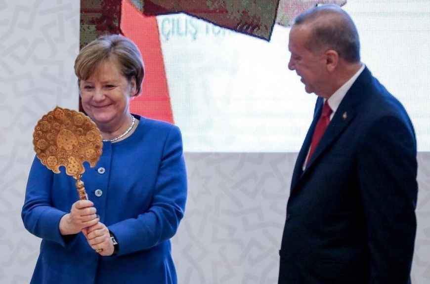 Она ведь девочка! Меркель удивила реакцией на подарок Эрдогана