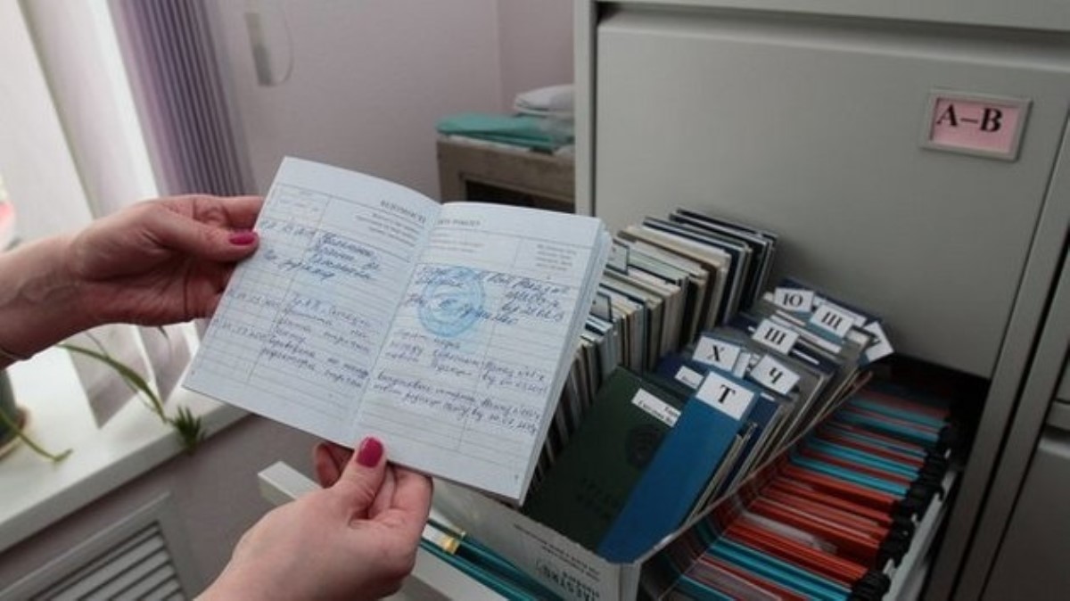 Отмена трудовых книжек в Украине: названы сроки и подробности