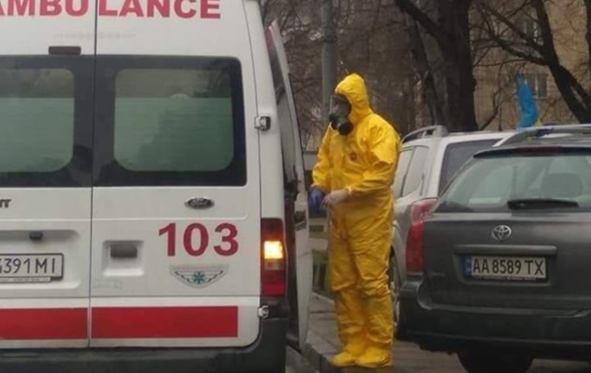 В Киеве заметили медиков в костюмах химзащиты. Фото
