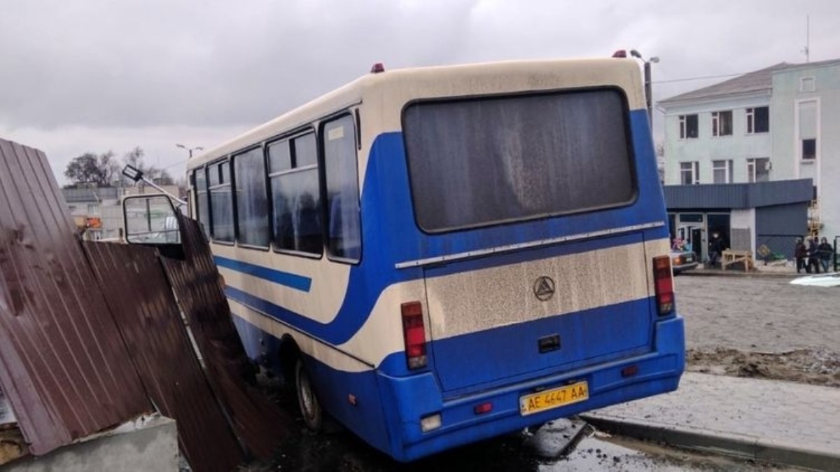 Водитель автобуса с детьми умер за рулем, из салона на ходу выпал ребенок