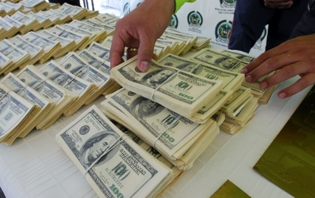 Украинцы массово понесли деньги в обменники