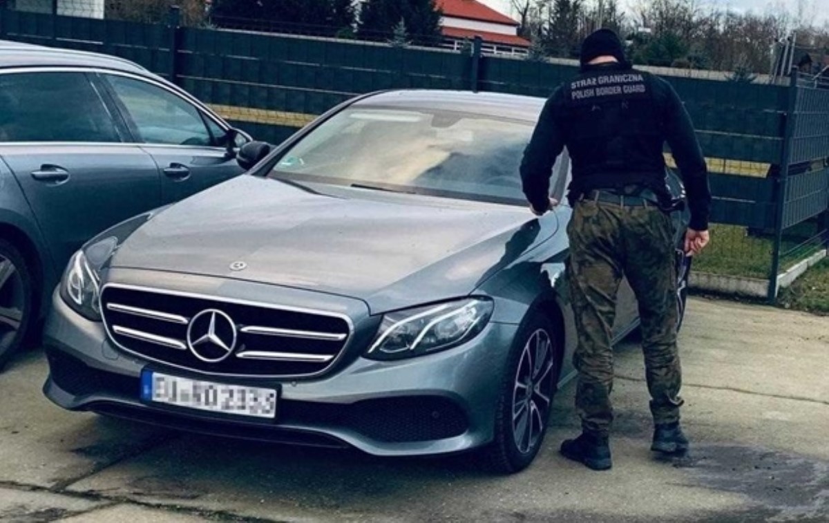 В Польше украинцы попались на свежеугнанном Mercedes