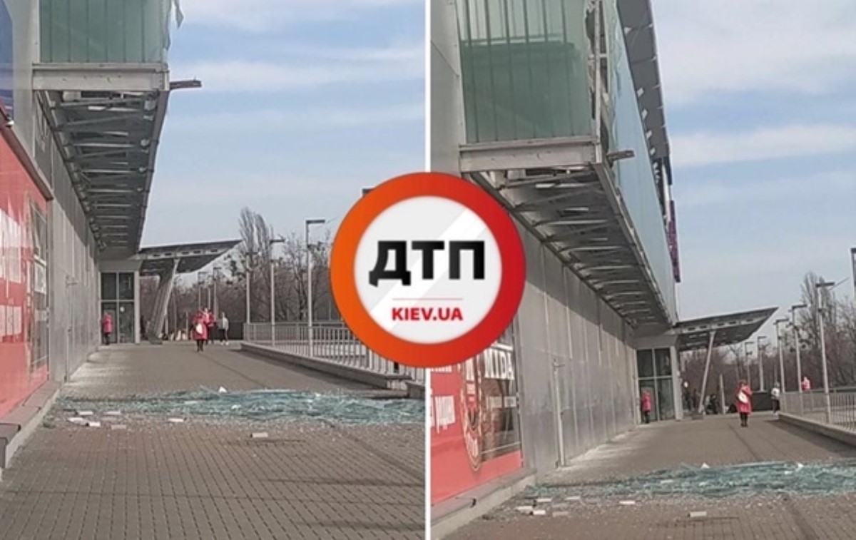 В Киеве ветер снес стеклянную часть фасада ТРЦ