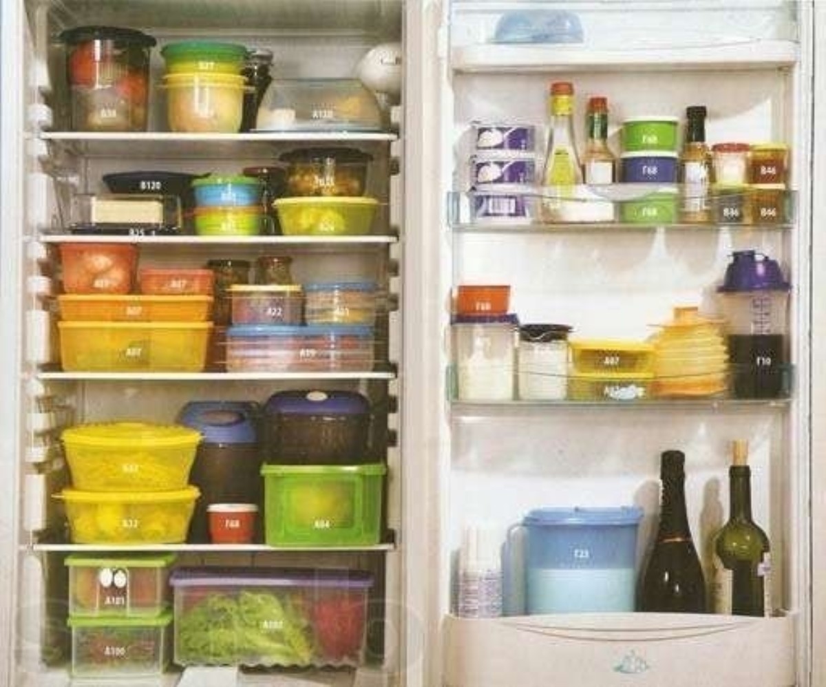 Почему в холодильнике сыро. Хранение продуктов. Хранение продуктов в холодильнике. Холодильник с продуктами. Контейнер для холодильника.