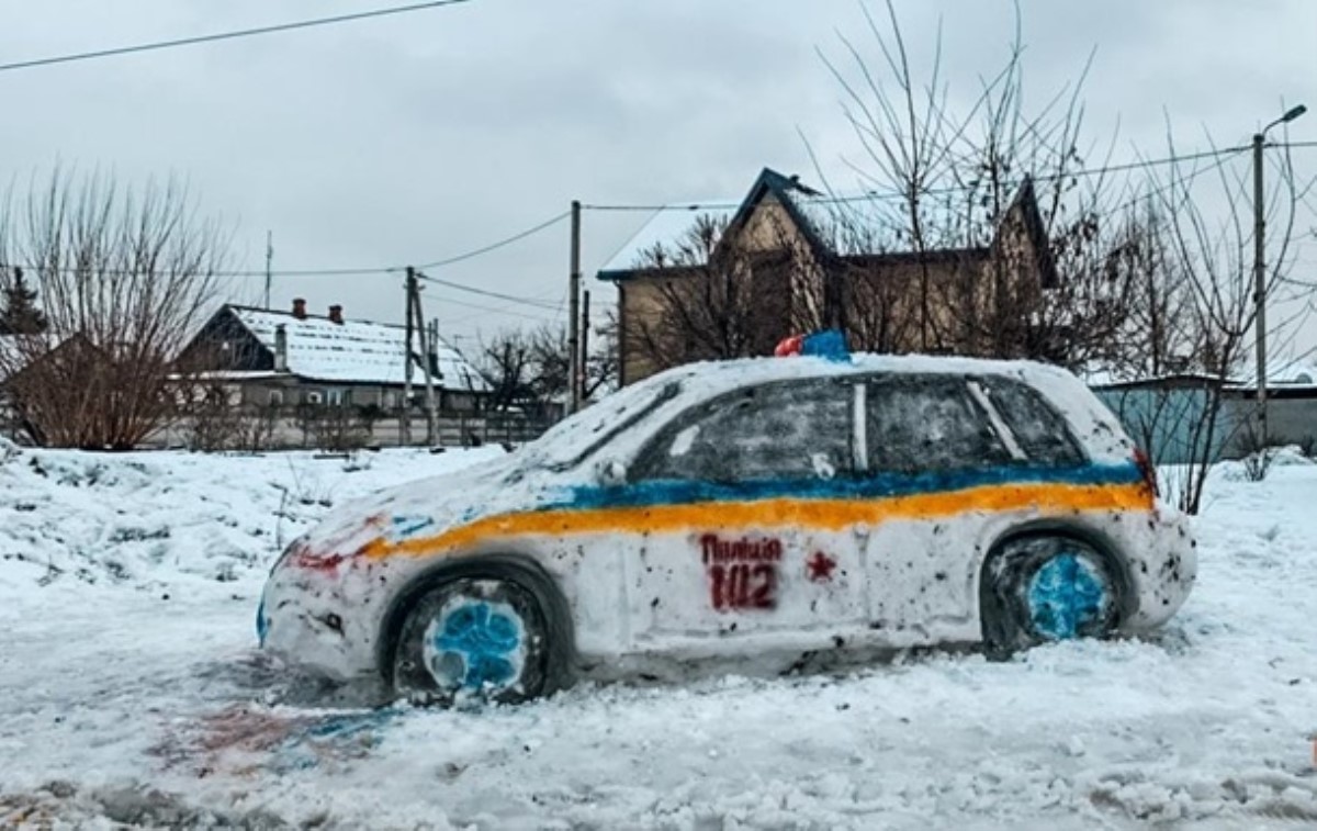 В Днепре из снега слепили патрульное авто. Фото