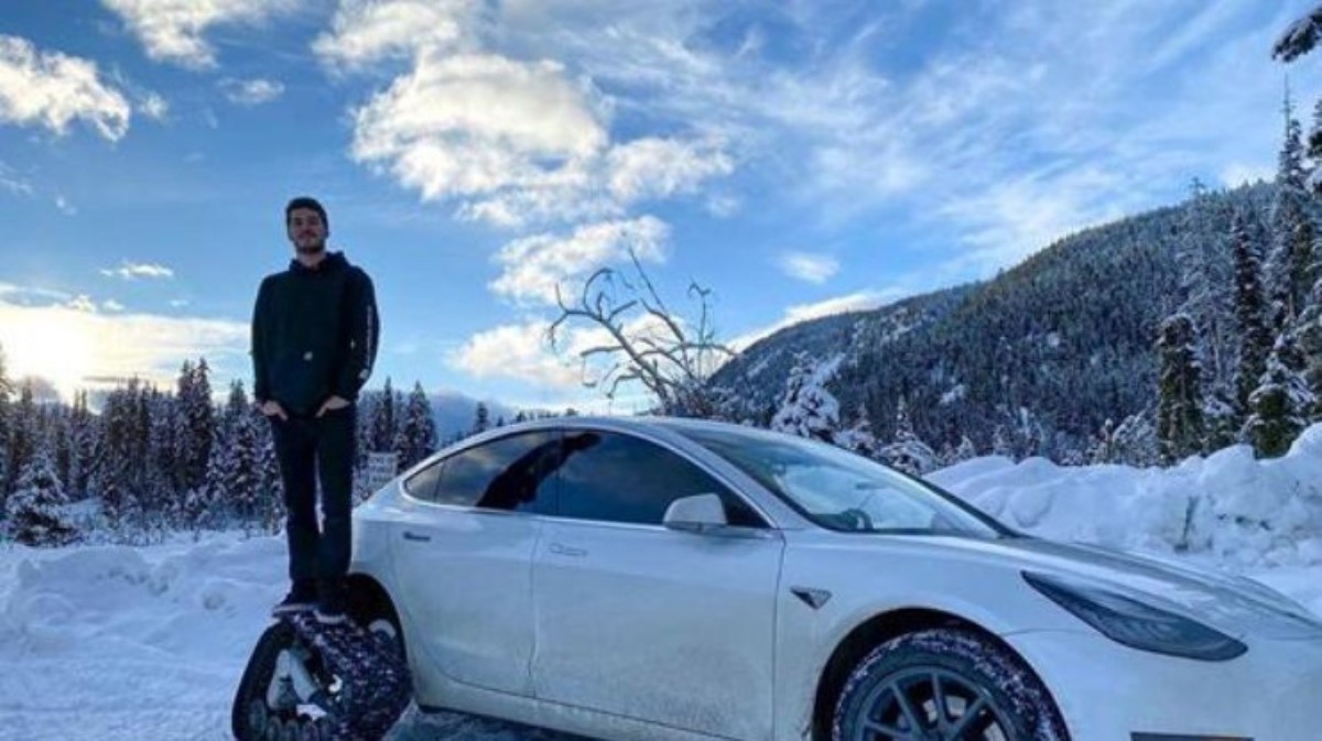 Канадец переделал свою Tesla Model 3 в снегоход