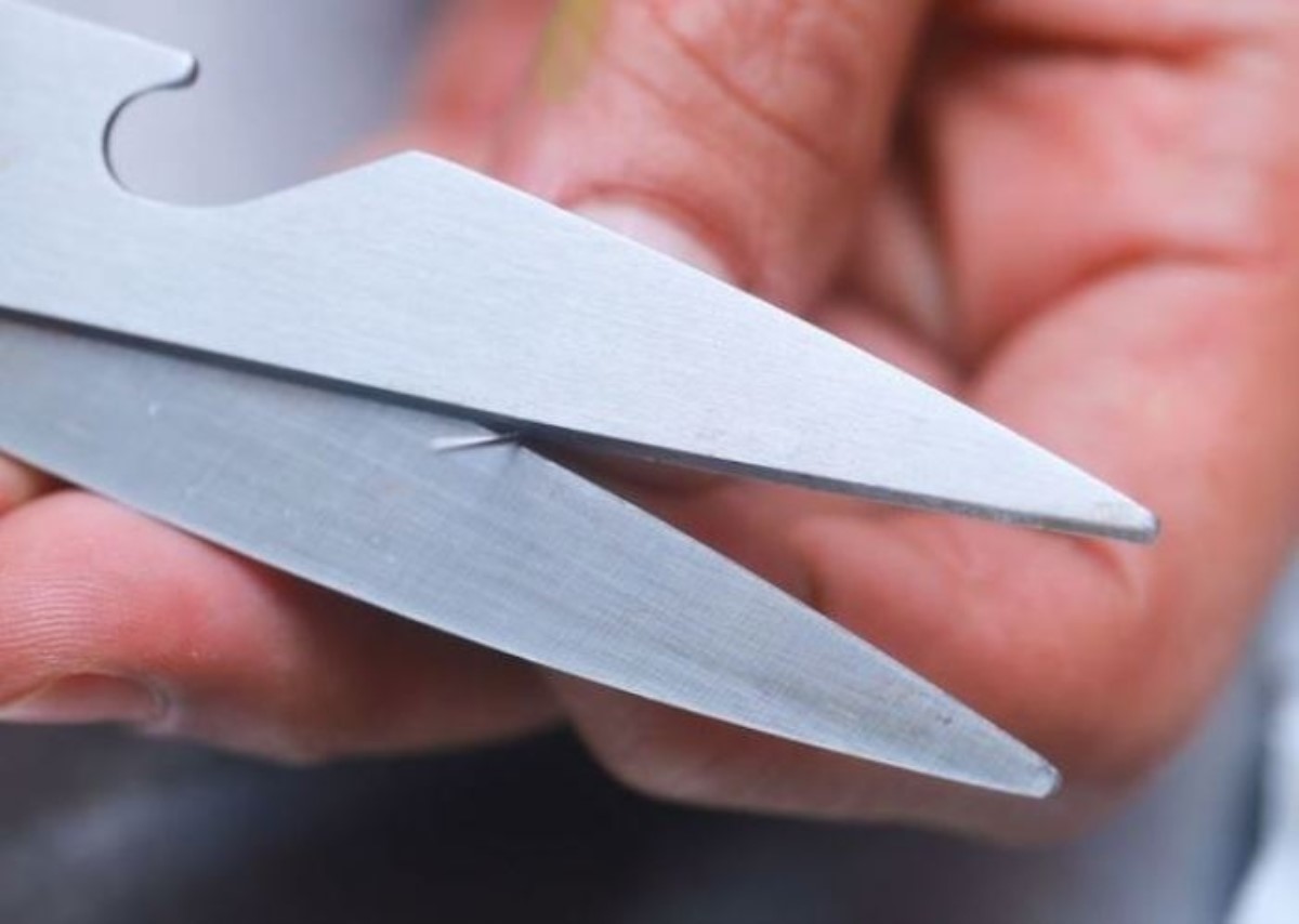 Как быстро заточить ножницы: 3 простых подручных способа