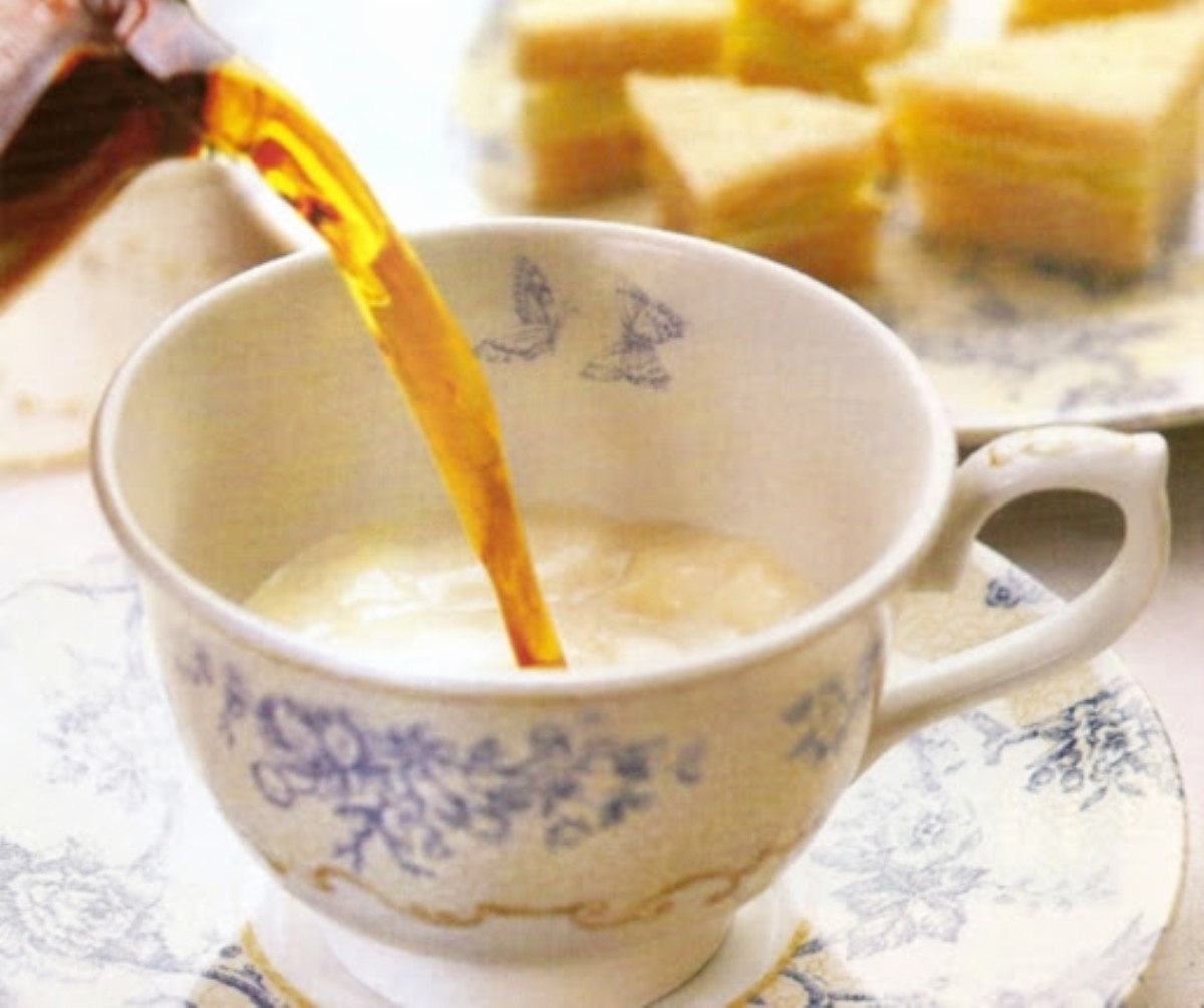 Диетологи объяснили, почему не стоит пить чай с молоком