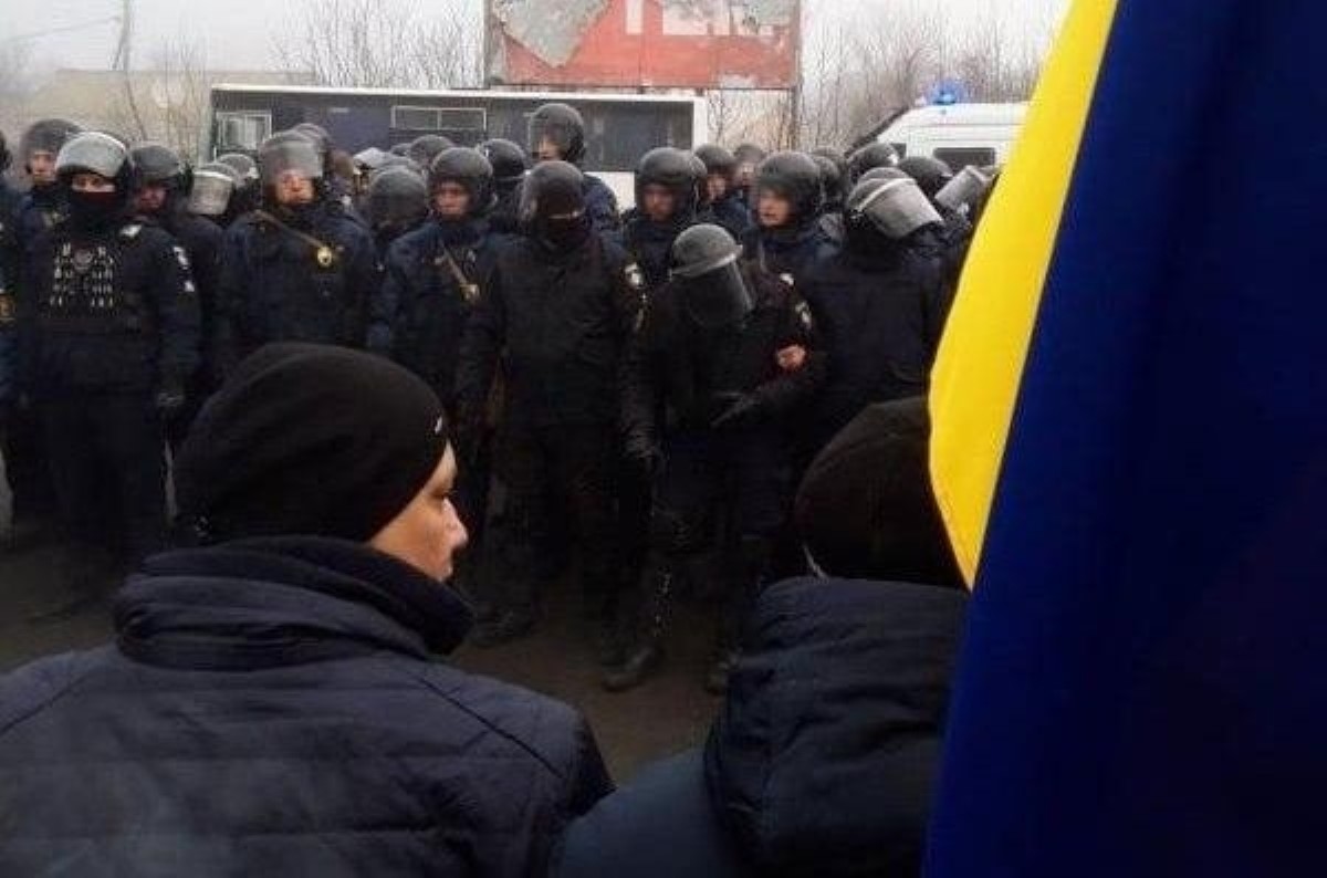 Возвращение украинцев из Китая: спасательная операция обернулась громким скандалом
