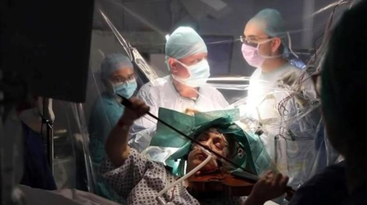 Невероятно: женщина играла на скрипке во время операции на мозге