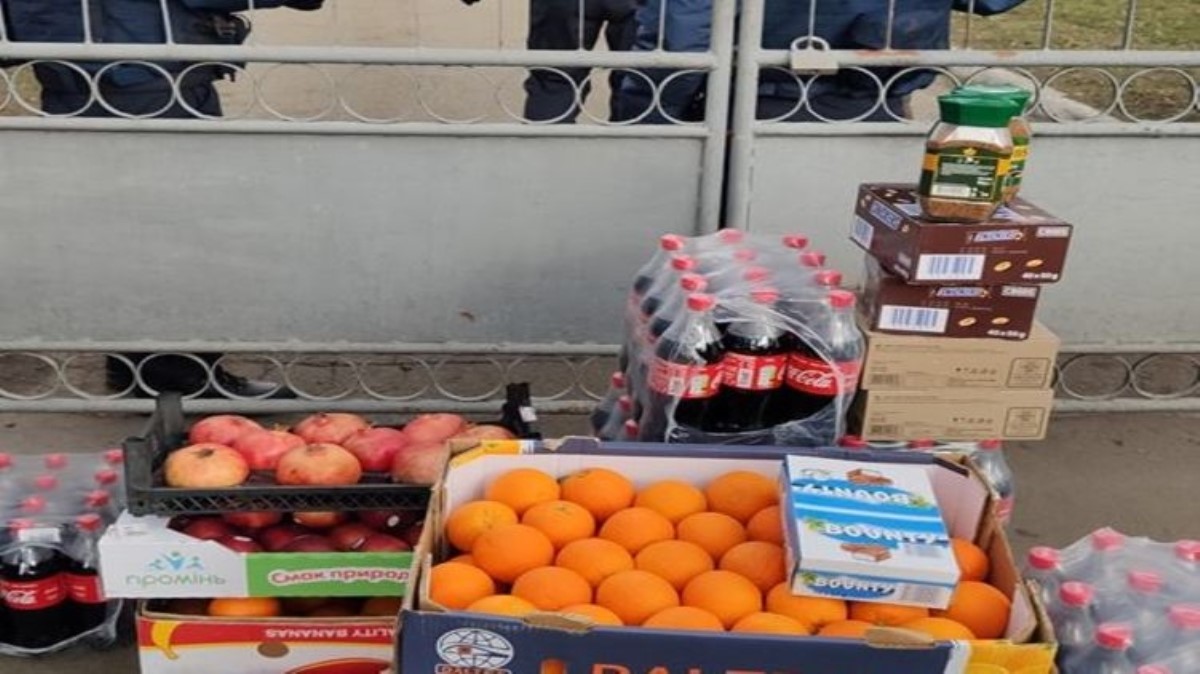 Помещенным под карантин украинцам переселенцы с Донбасса привезли продукты