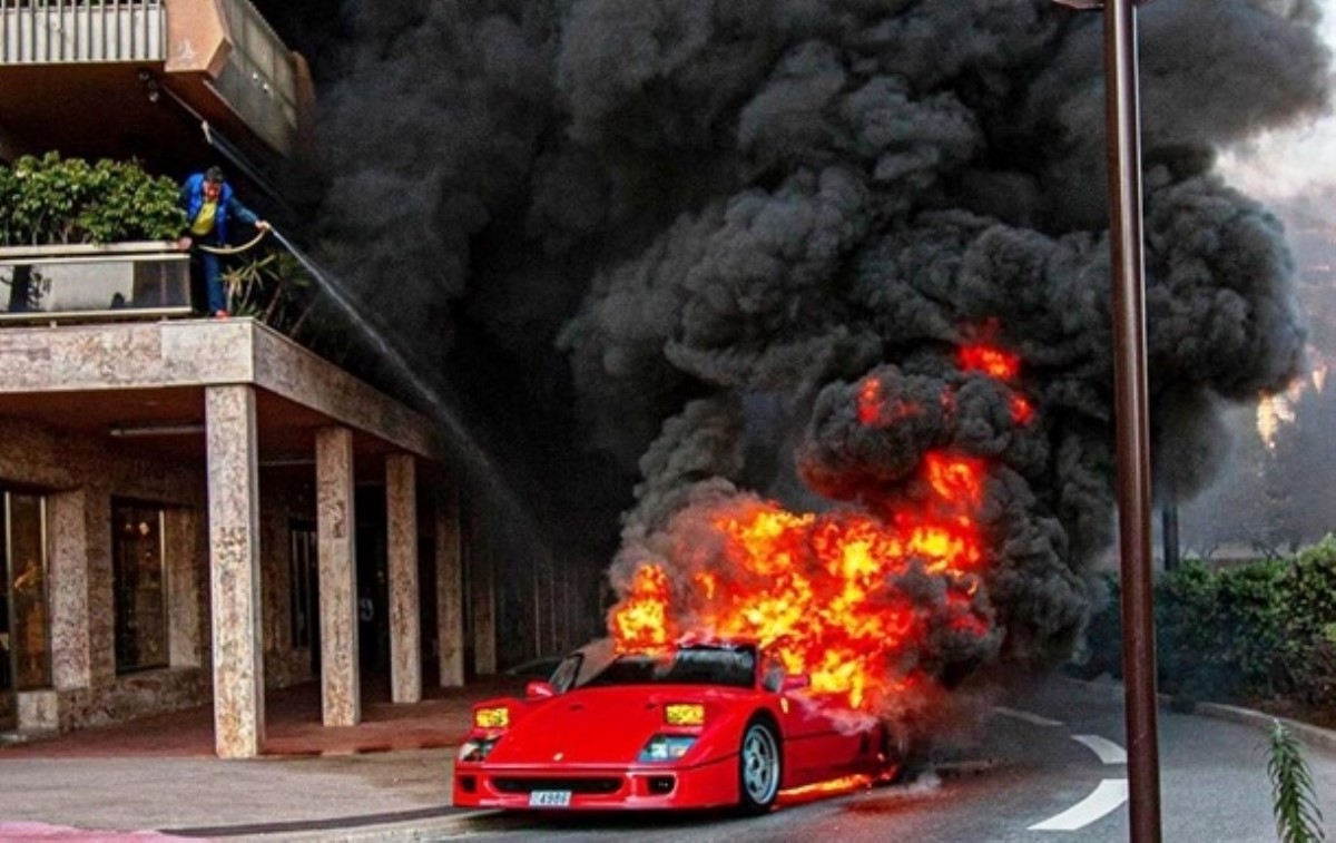 Мужчина пытался потушить горящую Ferrari с балкона. Видео