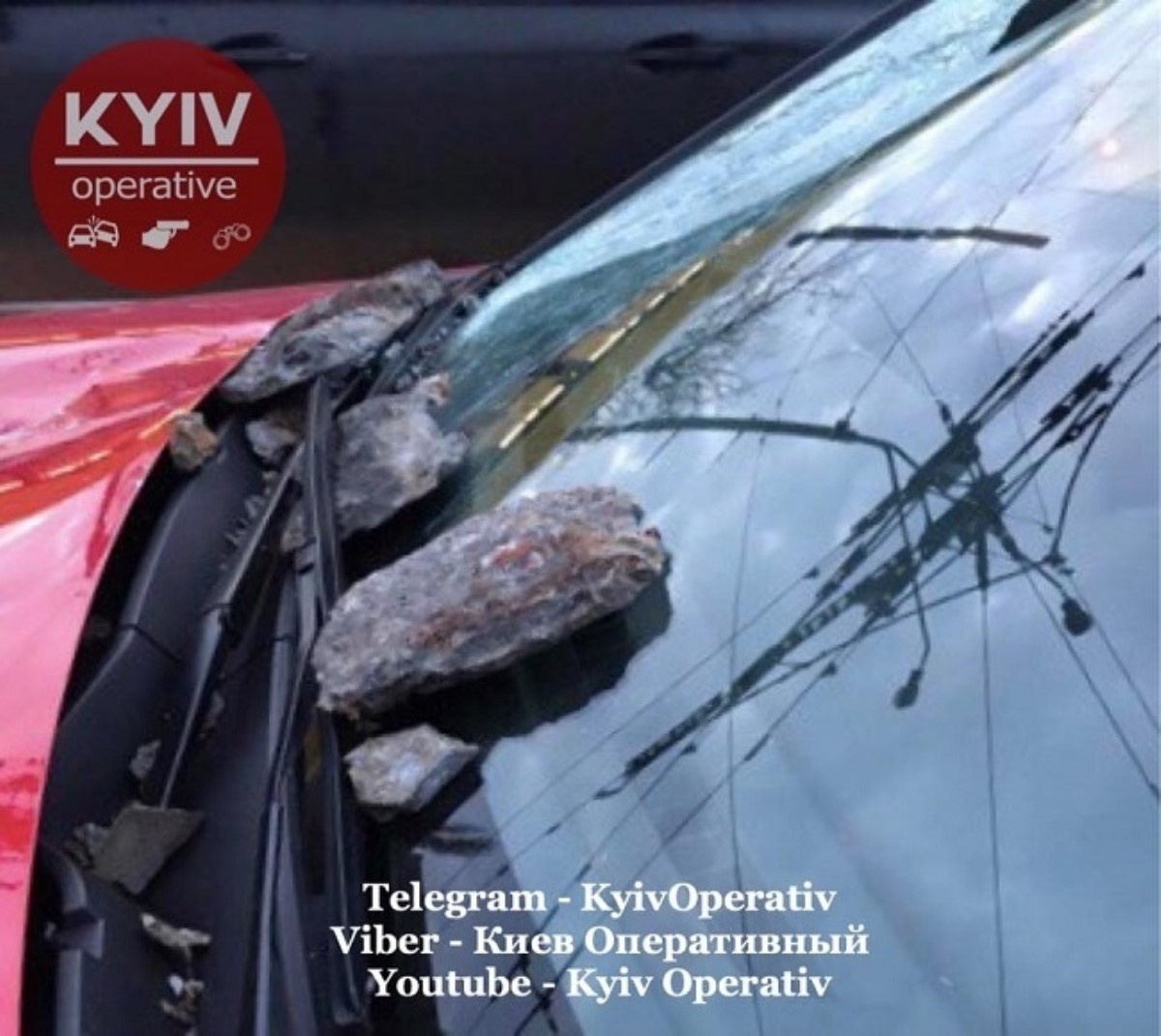 В Киеве обвалился мост: бетон рухнул на машину