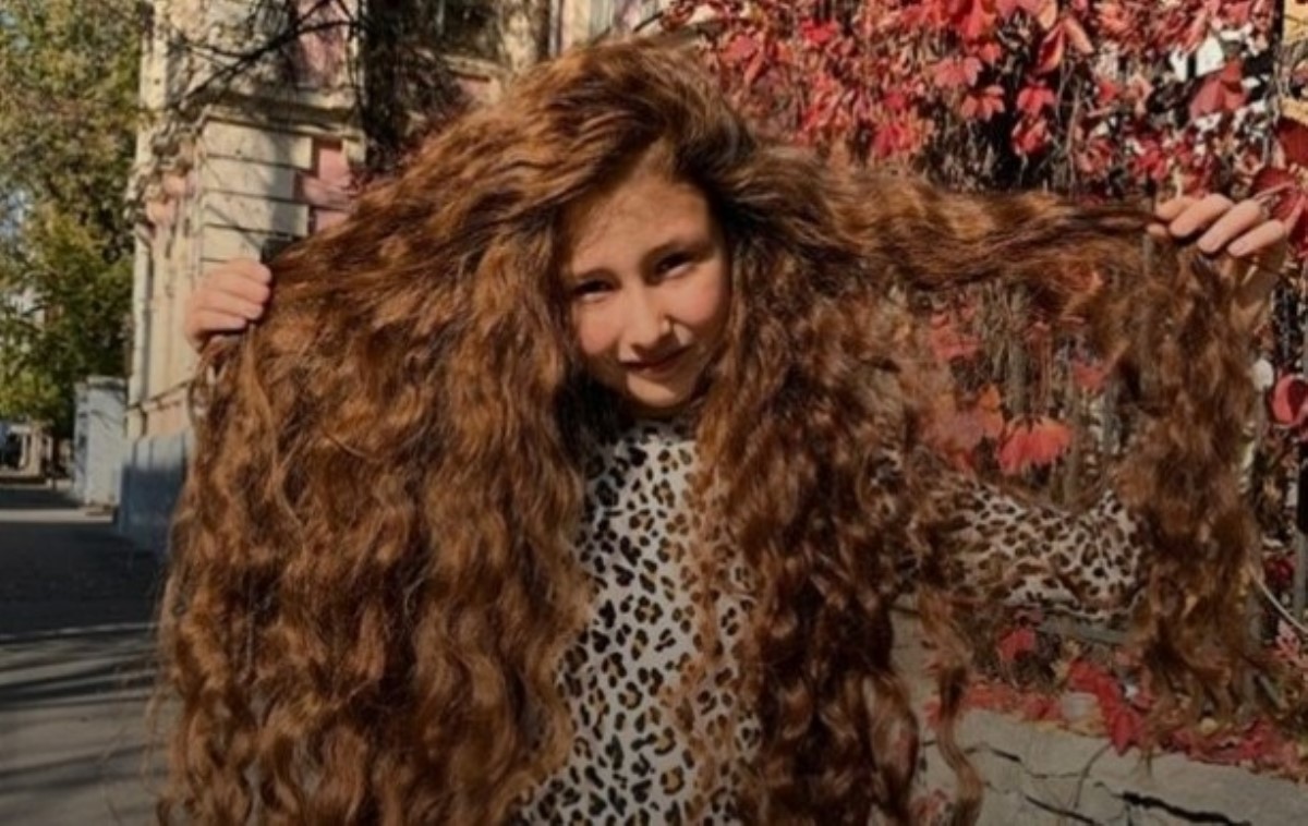 Юная харьковчанка пожертвовала волосами ради ребенка
