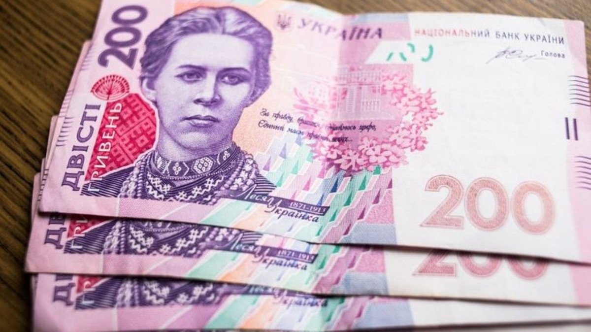 В Украине запускают в оборот новые купюры 200 гривен
