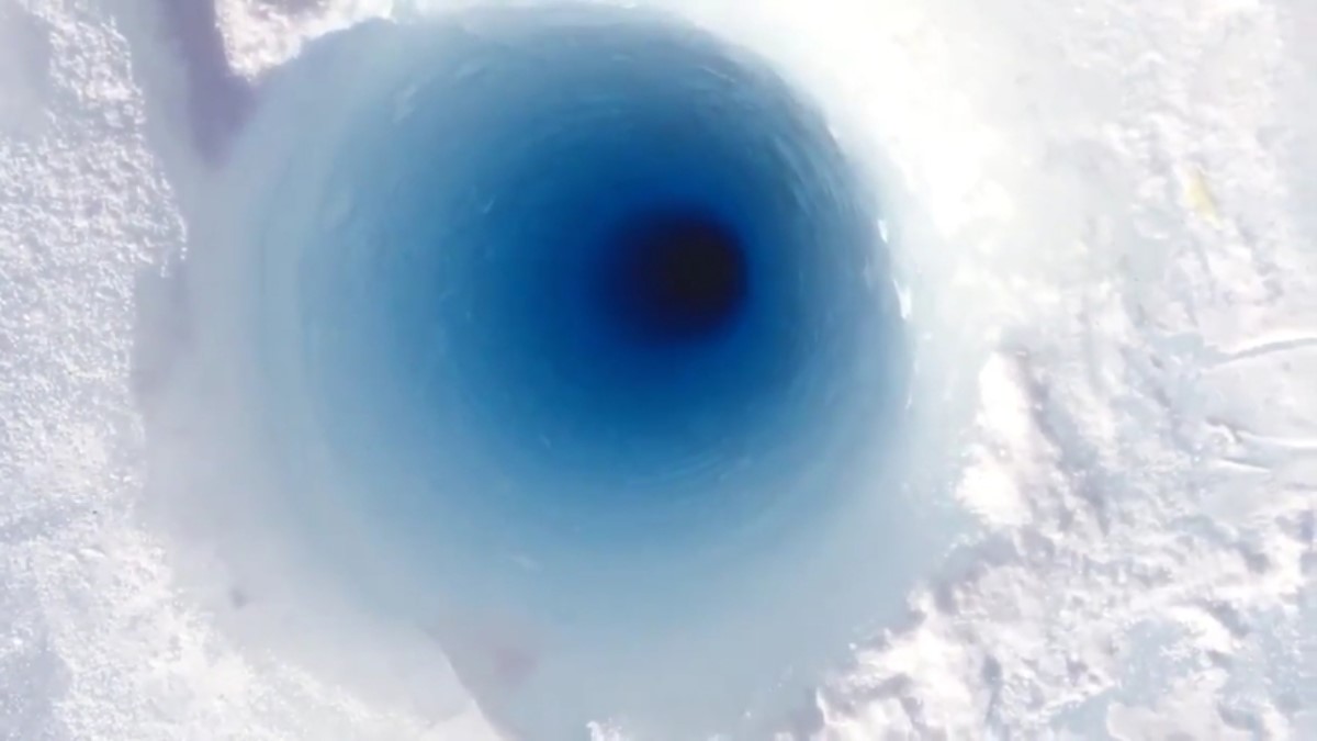 Что будет, если бросить кусок льда в 80-метровую скважину в Антарктиде