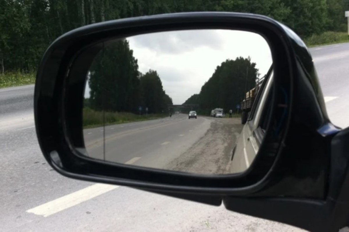 Зачем делают полоску на зеркалах заднего вида автомобиля
