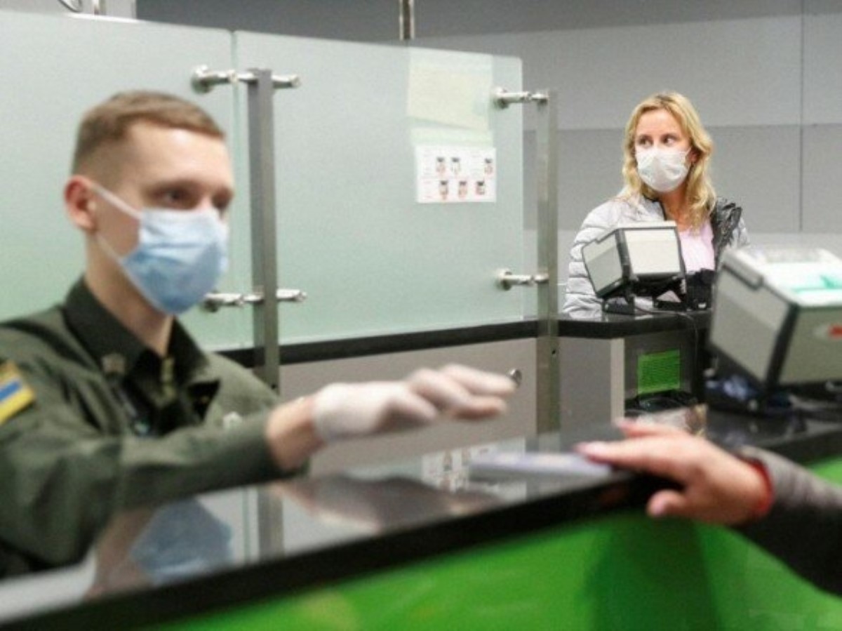 Киевляне бросились скупать санитарные маски в аптеках