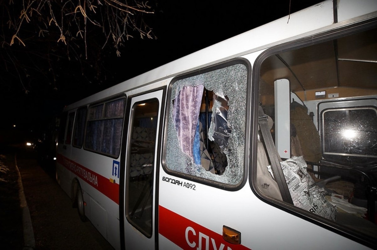 Автобусы с эвакуированными под Новыми Санжарами начали забрасывать женщины