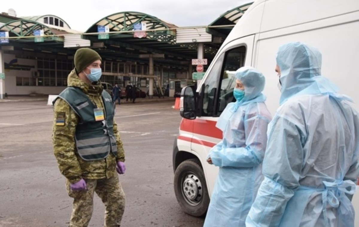 Уже пятеро украинцев заболели COVID-19 за рубежом