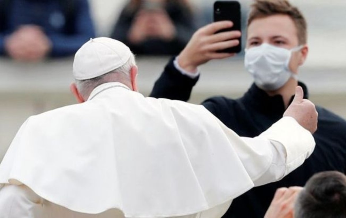 Папа Римский заболел после встречи с прихожанами