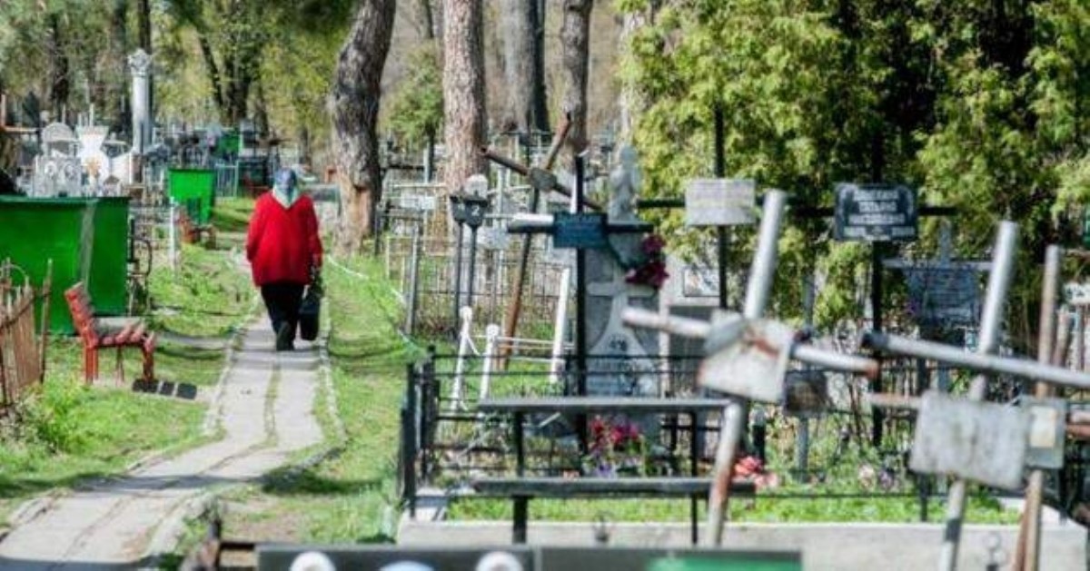На Байковом кладбище среди могил нашли труп мужчины
