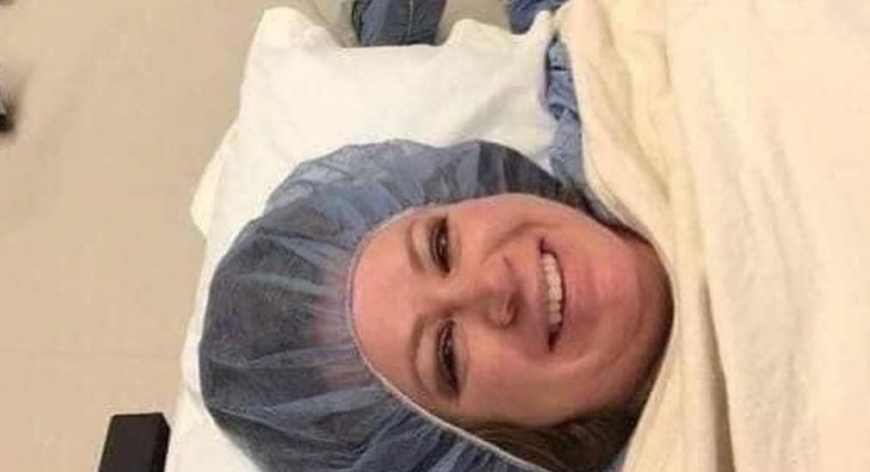 Женщина сразу после родов поделилась забавным селфи своего впечатлительного мужа
