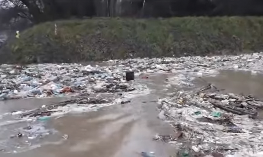 На грани экологической катастрофы: мусор из Украины "затопил" Венгрию. Видео