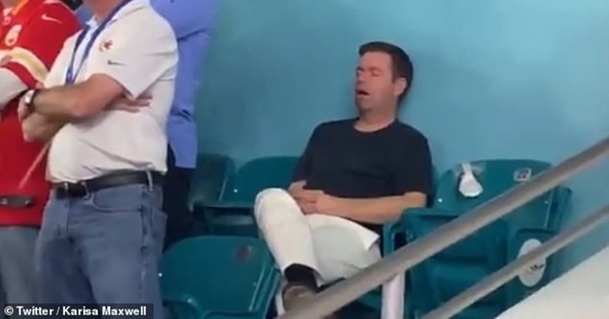 Мужчина, купивший билет за $7000, оконфузился сном во время матча