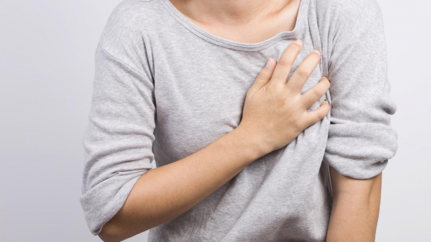 Замучили боли в груди: медики рассказали, когда это становится опасным