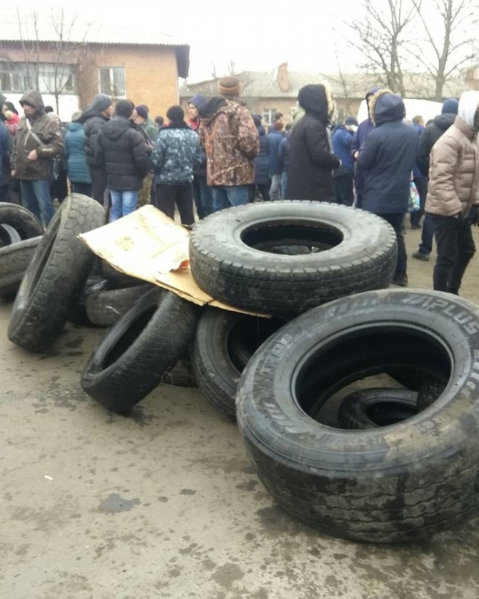 В Новых Санжарах местные жители бунтуют против размещения украинцев из Уханя. Видео