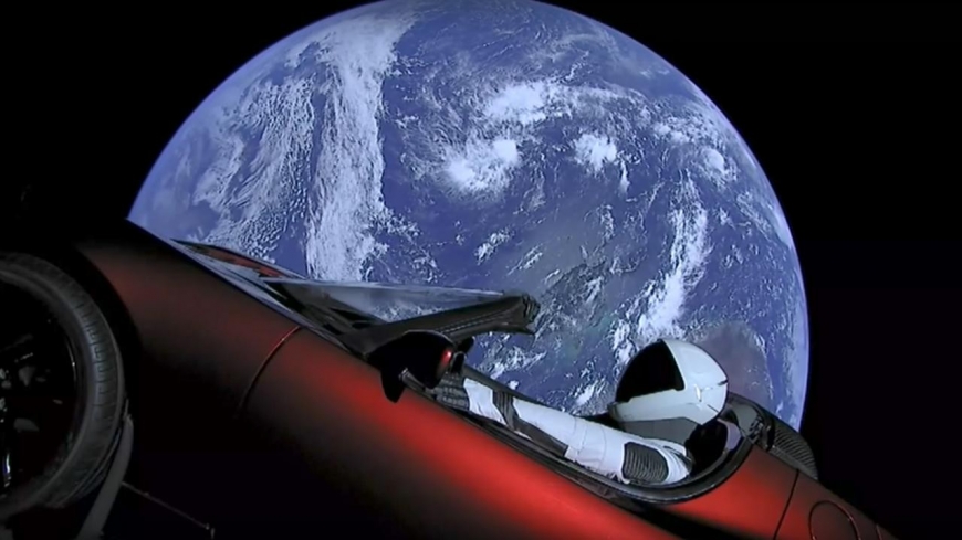 Где сейчас находится Tesla, два года назад запущенная в космос